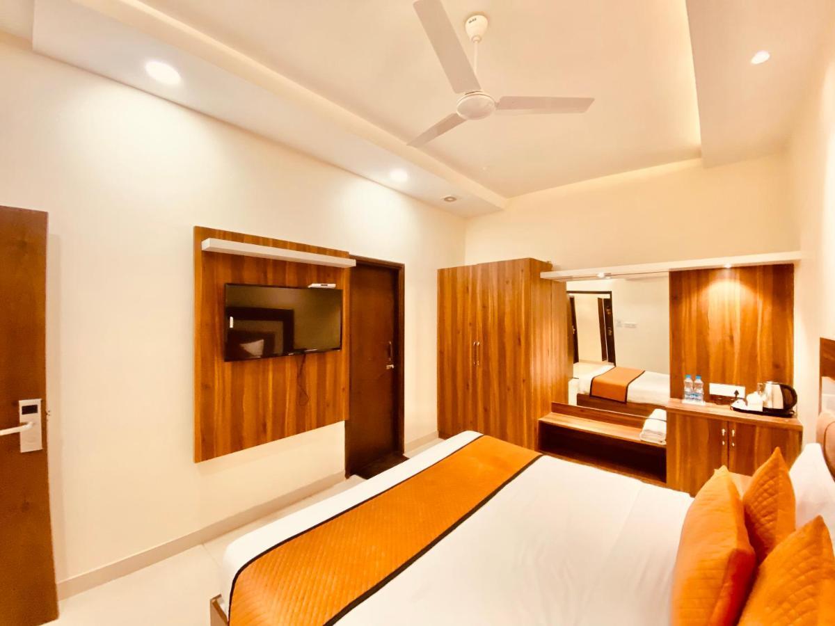 Hotel White And Restaurant 300 Mtr From Golden Temple Amritsar Exterior photo
