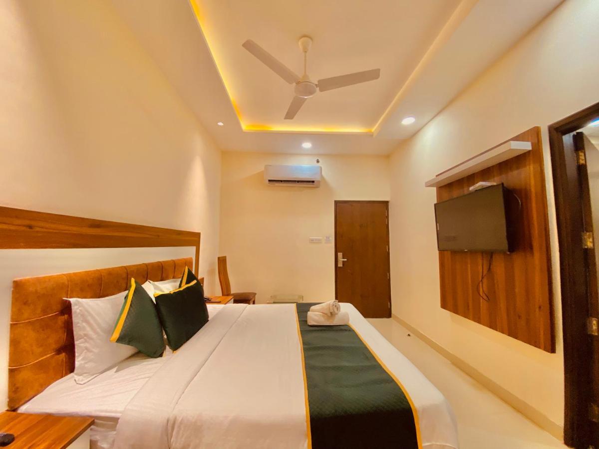 Hotel White And Restaurant 300 Mtr From Golden Temple Amritsar Exterior photo