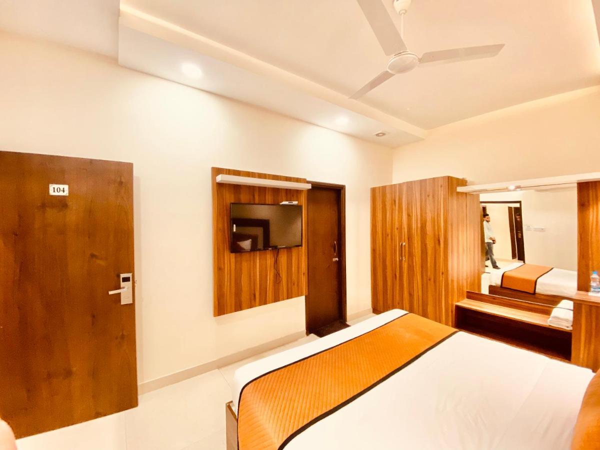 Hotel White And Restaurant 300 Mtr From Golden Temple Amritsar Exterior photo