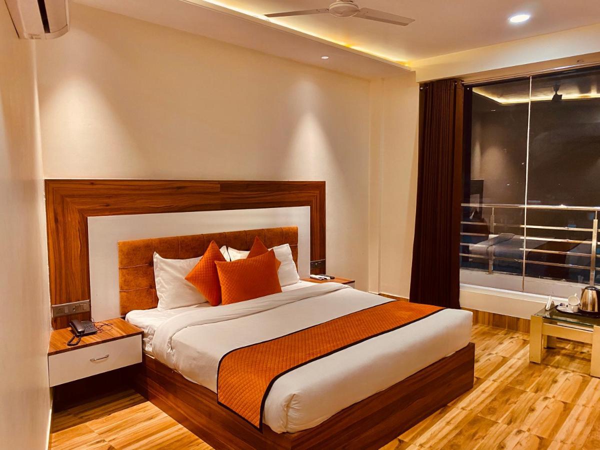 Hotel White And Restaurant 300 Mtr From Golden Temple Amritsar Exterior photo