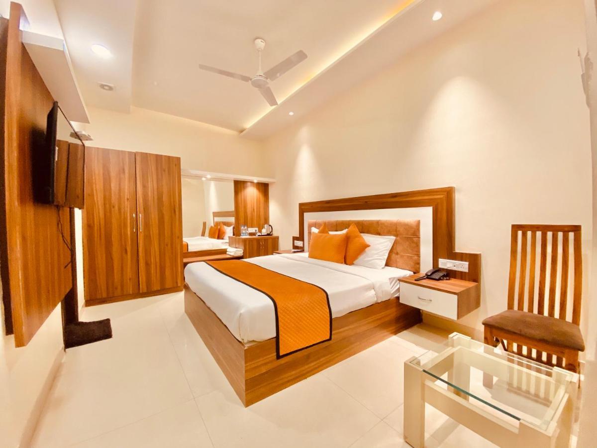 Hotel White And Restaurant 300 Mtr From Golden Temple Amritsar Exterior photo