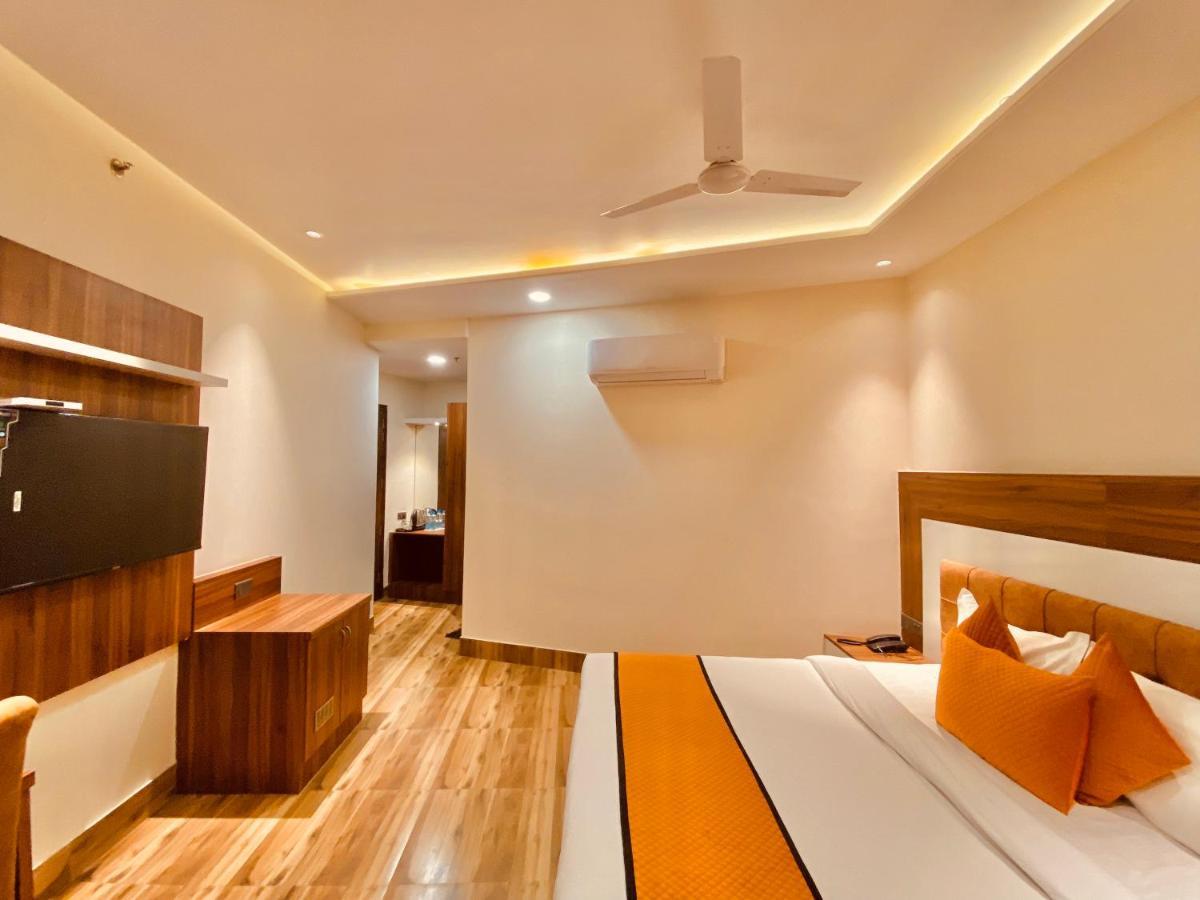 Hotel White And Restaurant 300 Mtr From Golden Temple Amritsar Exterior photo