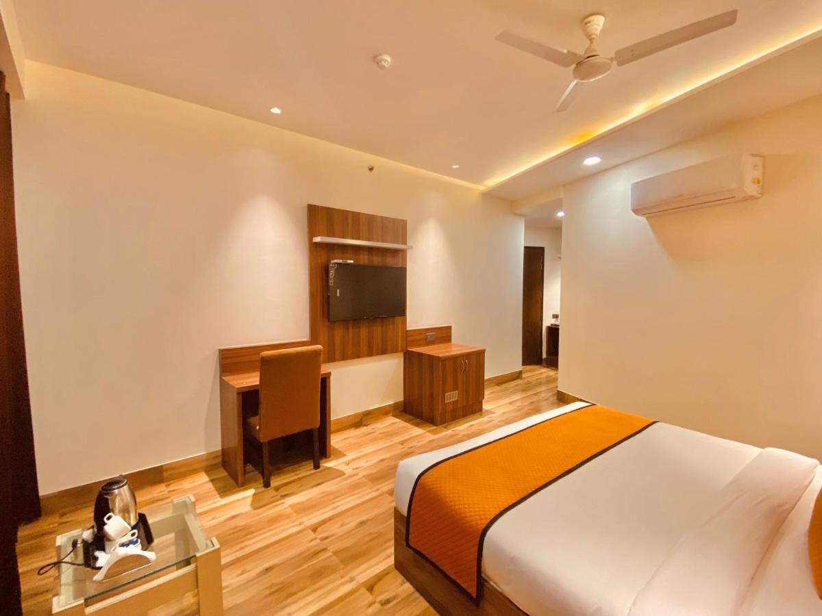 Hotel White And Restaurant 300 Mtr From Golden Temple Amritsar Exterior photo