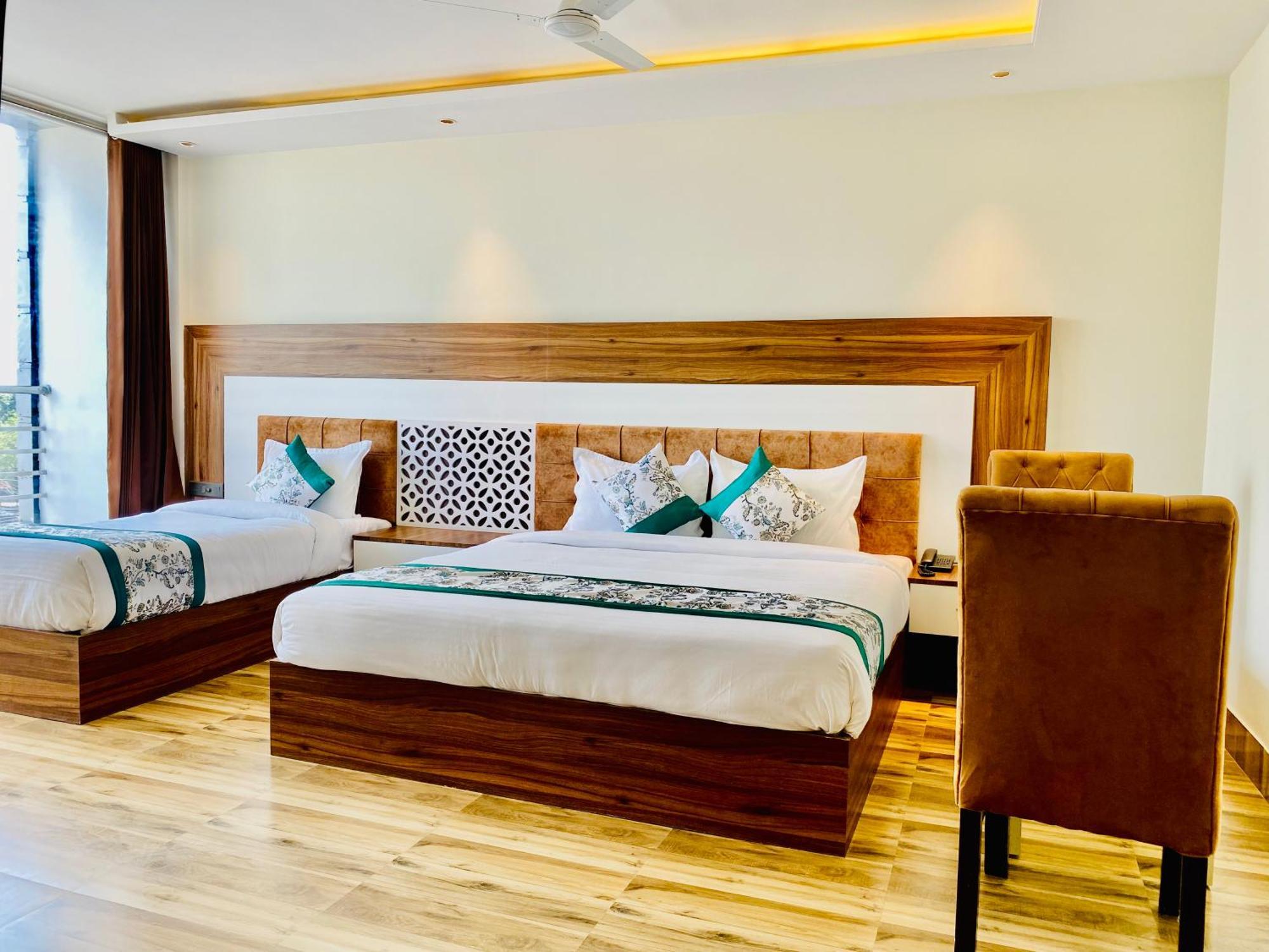 Hotel White And Restaurant 300 Mtr From Golden Temple Amritsar Exterior photo