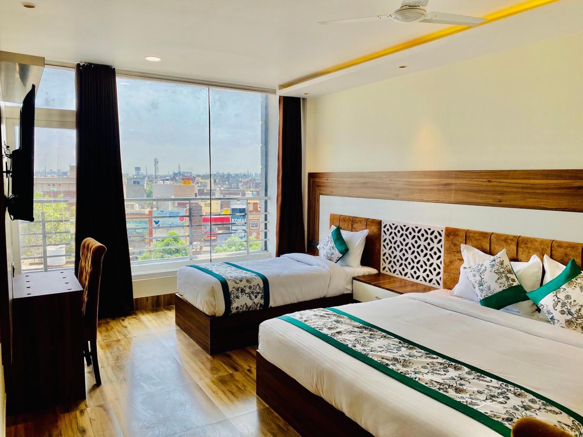Hotel White And Restaurant 300 Mtr From Golden Temple Amritsar Exterior photo